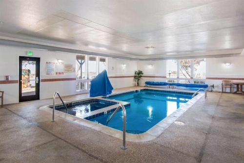 Quality Inn & Suites West image 15