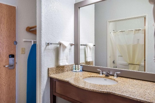 Quality Inn & Suites West image 23